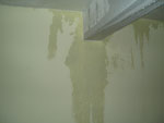 Durchfeuchtete Decke und Wand infolge eines Rohrbruchs im darüberliegendem Geschoss